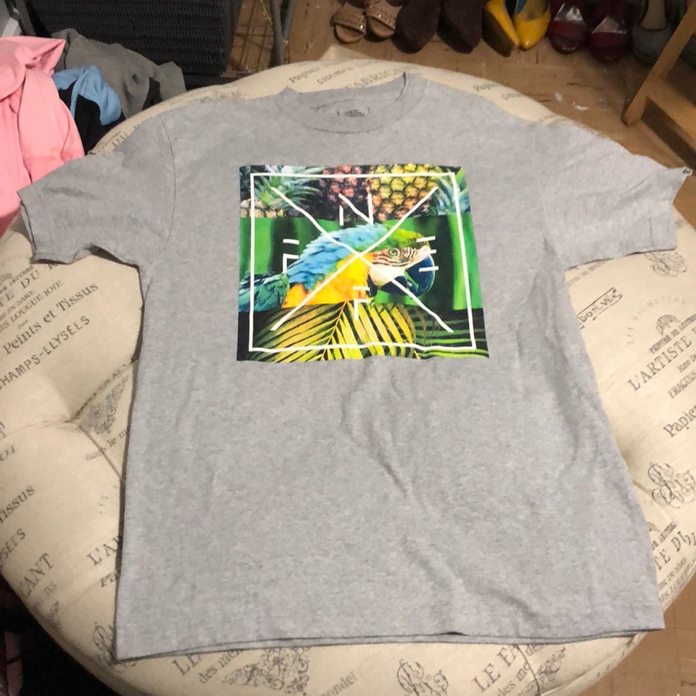 NWOT Neff gray parrot tee size medium
